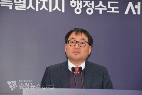 브리핑하는 김현기