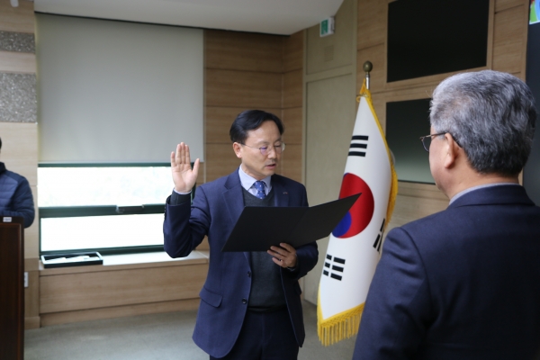 농어촌공사 천안지사 오기석지사장이 안중식 본부장에게 청렴선서를 하고 있다