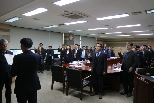 농어촌공사 천안지사 오기석 지사장(사진 왼쪽에서 두번째)이 직원들을 대표해 안중식 충남본부장(사진 제일 왼쪽)에게 청렴선서를 외치고 있다.