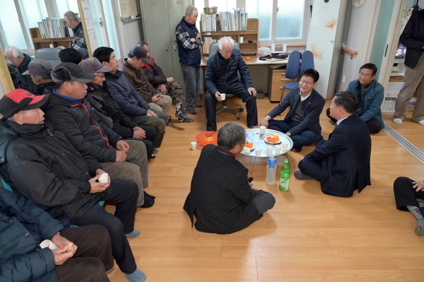 공주시 계룡면  하대1리 마을회관을 찾은 김정섭 시장