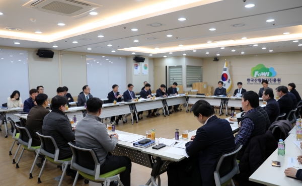 한국산림복지진흥원 임직원들이 17일 대전 서구 진흥원 대회의실에서 열린 '2020년 주요업무 보고회'에 참석해 금년 주요업무 추진계획을 공유하고 있다