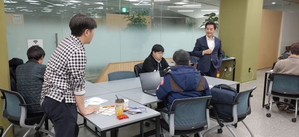 수강생과 질의응답을 나누고 있는 조현정 회장