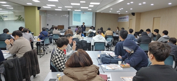 예비창업패키지 심화 교육 교육생을 대상으로 특강을 진행하고 있는 조현정 회장