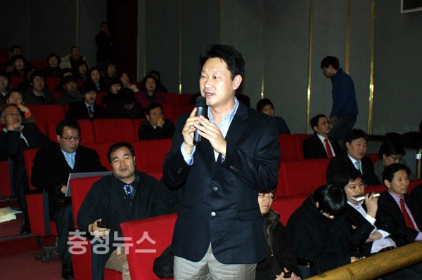 곽상언 변호사가 덕담 한마디를 하고 있다.