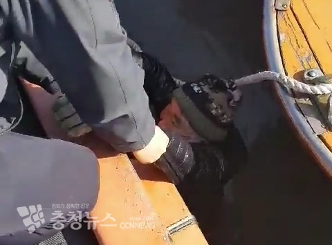 겨울바다에 빠진 60대 어민 박모씨를 순찰 중이던 해양경찰이 구조하고 있다.(사진=태안해양경찰서 제공)