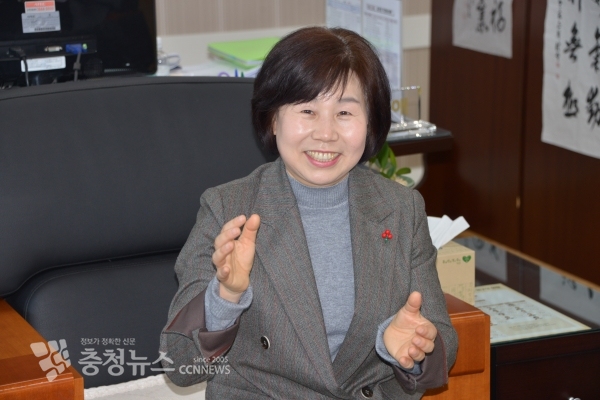 인터뷰 하는 김영애 아산시의회 의장 / 충청뉴스 최형순 기자