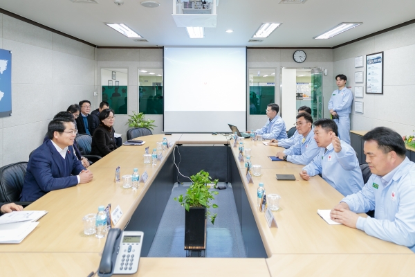 김상훈 ㈜농심 아산공장 공장장과 간담회를 개최하는 오세현 아산시장