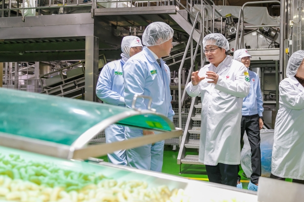 기존 과자류 생산시설을 둘러보는 오세현 아산시장