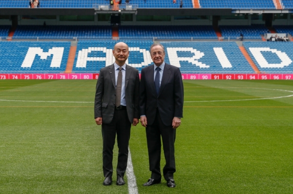 한국타이어, ‘레알 마드리드’ 마케팅 파트너십 2022-2023 시즌까지 연장한국타이어와 레알 마드리드의 글로벌 마케팅 파트너십 조인식에서 관계자들이 기념 촬영을 진행하고 있다.*(왼쪽부터) 한국타이어 구주본부장 이상훈 전무, 레알 마드리드 회장 플로렌티노 페레즈 (Florentino Pérez)