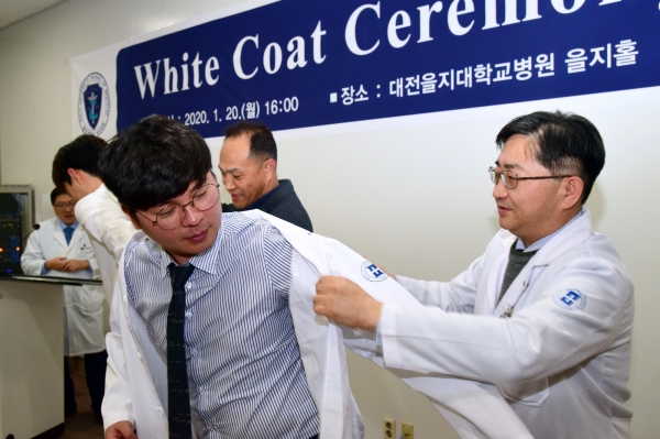 의사를 상징하는 흰 가운을 처음으로 입혀주는 행사로, 학생들은 환자의 고통을 이해하고 환자와 함께 하겠다는 히포크라테스 정신을 되새기며 착복하는 시간 가져