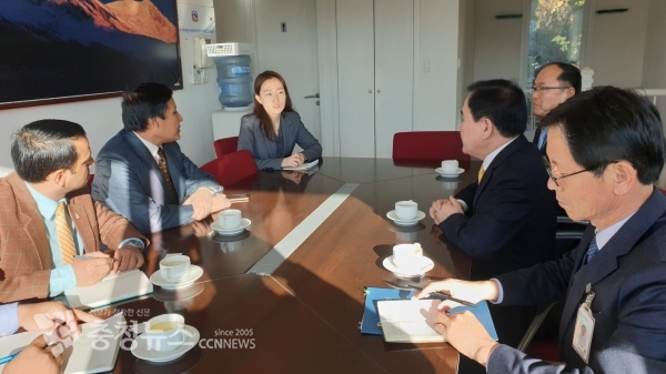 김지철 충남교육감(오른쪽에서 두 번째)이 람싱 타파 네팔 대리대사(왼쪽에서 두 번째)에게 적극적인 네팔 현지 구조 활동을 요청하고 있다.