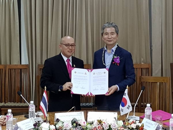 목원대 권혁대 총장(오른쪽)이 태국 윱팔랏고등학교와 유학생 유치에 관한 협약을 체결하고 있다.