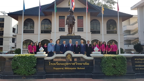 권혁대 총장(왼쪽에서 여덟 번째)을 비롯한 목원대 관계자들과 윱팔랏고등학교 관계자들이 기념촬영을 하고 있다.