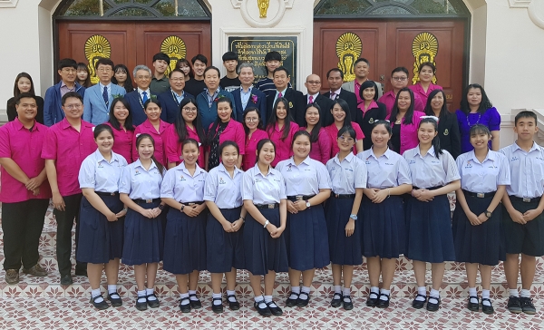 윱팔랏고등학교 교사 및 학생들과 권혁대 총장 및 목원대 관계자들이 기념촬영하고 있다.