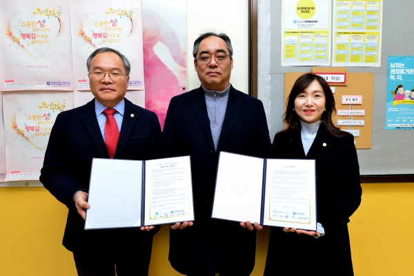 협약식 직후 협약식에 참석한 관계자들이 함께 기념촬영을 하고 있다.(왼쪽부터 백석대ㆍ백석문화대 학생생활상담센터 현상규 상담전문연구위원, 마음애병원ㆍ천안시서북구정신건강복지센터 정범수 센터장, 백석대ㆍ백석문화대 학생생활상담센터 김세영 소장)