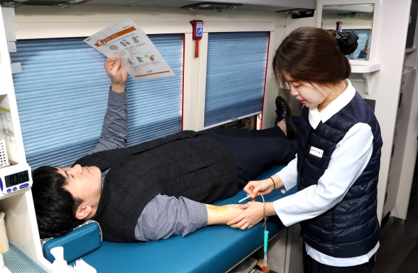 21일 소속 기관의 직원들을 대상으로 ‘동절기 사랑의 헌혈행사’ 진행 모습