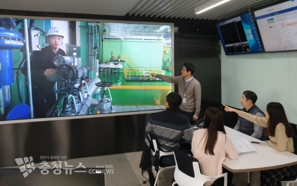 서부발전 스마트모바일 영상관제 시스템을 활용하여 서인천발전본부 밸브점검 상황을 본사 상황실에서 관제하는 모습
