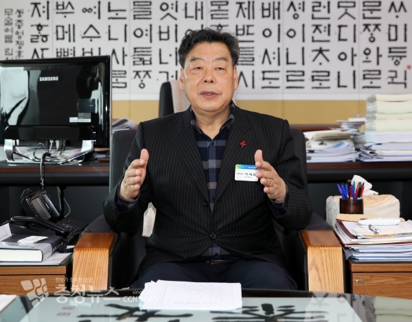 인터뷰 하는 가세로 태안군수 / 충청뉴스 최형순 기자