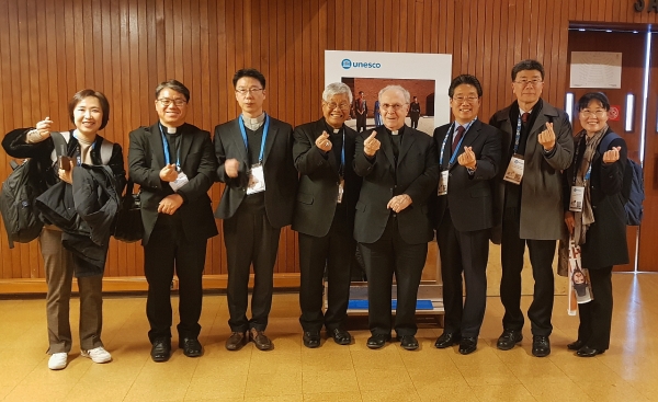 유네스코 본부 회의장 안에서 방문단 김대건 신부 등재 확정 기념사진(사진 왼쪽에서 4번째 유흥식 주교, 옆 오른쪽 프란치스코 폴로 교황청 유네스코 대사, 김홍장 시장).