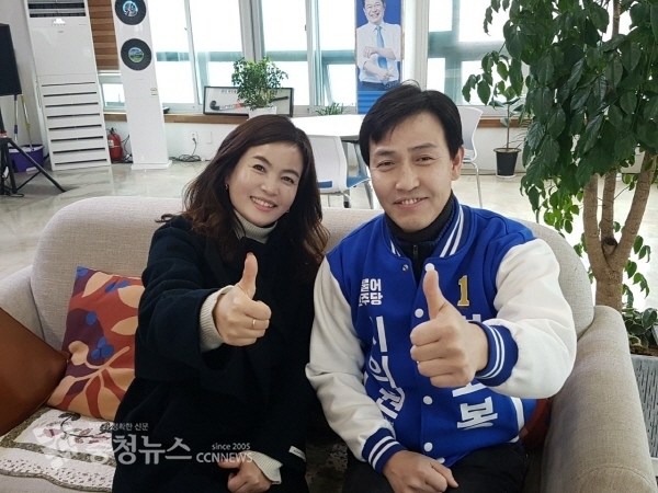 박완주 의원(천안을)의 여동생 박윤주 더봉사단 부단장이 응원차 사무실을 방문한 모습 / 조홍기 기자