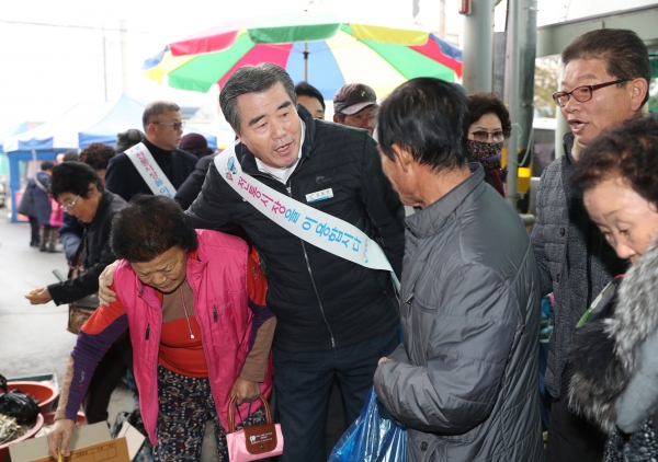 김동일 보령시장 설 맞아 '전통시장, 수산시장' 방문 모습