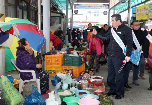 김동일 보령시장 설 맞아 '전통시장, 수산시장' 방문 모습
