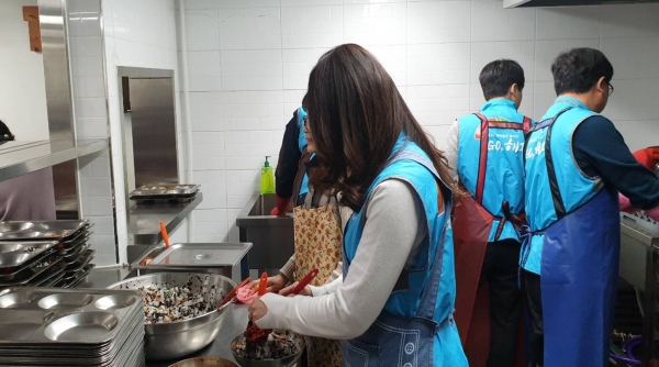 농어촌공사 충남지역본부 직원들이 무료 배식 봉사활동을 펼치고 있다.