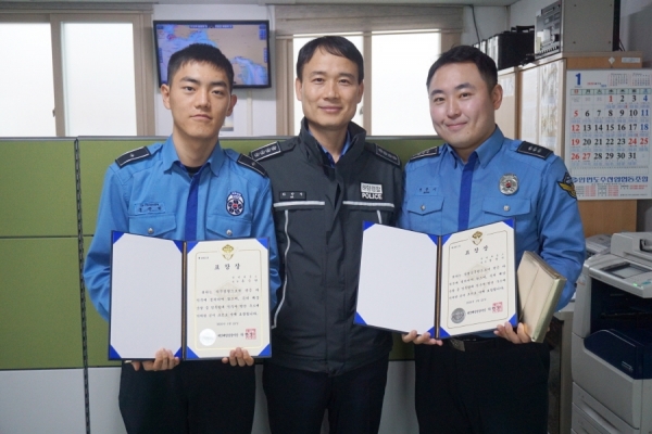 태안해경 하만식 서장은 지난 18일 해안순찰중 물에 빠진 60대 어민을 발견, 구조한 정창기 경장(오른쪽)과 홍승현 일경(왼쪽)