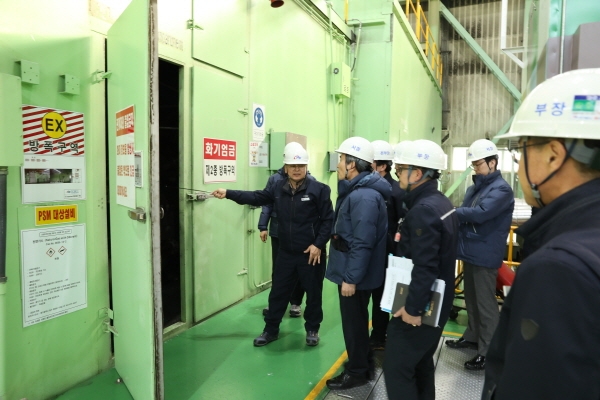 서부발전 김병숙 사장이 서인천발전본부에서 발전설비 안전성을 점검하고 있다.