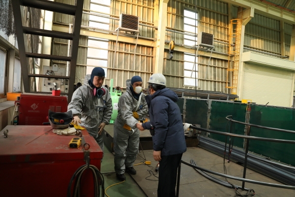 서부발전 김병숙 사장이 서인천발전본부에서 협력사 근로자들을 격려하고 있다.