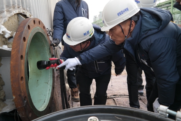 서부발전 최향동 상임감사위원이 평택발전본부 현장의 위험요소를 점검하고 있다.