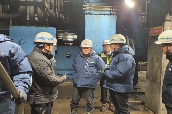 송재섭 기획관리본부장이 태안발전본부 석탄취급설비 운영 현황을 보고받고 있다.