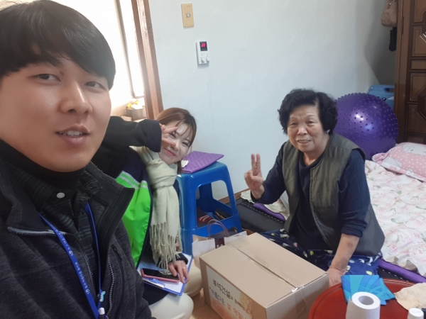생필품과 식료품으로 구성된 선물 박스를 제작해 동구지역 재가장애인 70가정에 전달