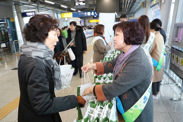 공사 직원이 농지를 담보로 매월 연금을 지급받는 농지연금에 대해 설명하고 있다