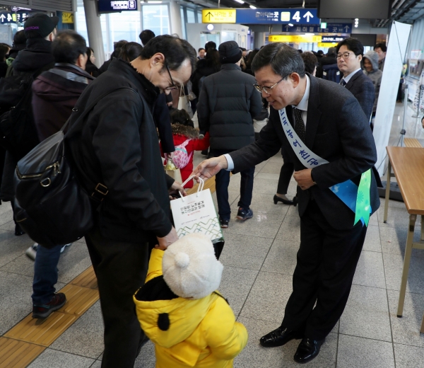 23일 광주송정역에서 권기봉농지관리 이사가 우리쌀로 만든 떡과 리플렛을 귀성객에게 나눠주며 농지연금 가입을 권유하고 있다