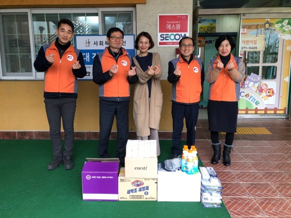 오른대전전력지사 차장 이명진 (오른쪽에서 2번째)한국전력공사 대전전력지사 송전팀장 박홍섭 (오른쪽에서 4번째)