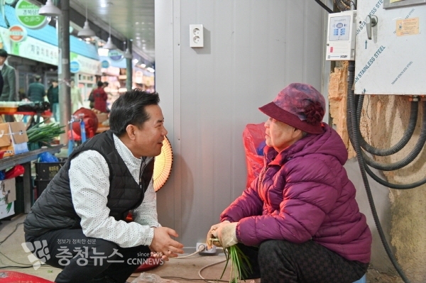 박정현 군수 지역 전통시장 방문