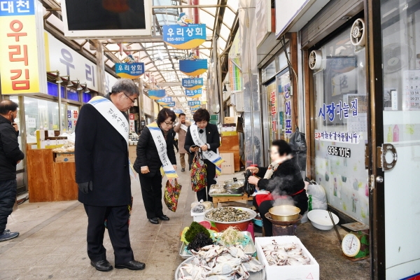 보령시의회, 설맞이 전통시장 장보기 행사