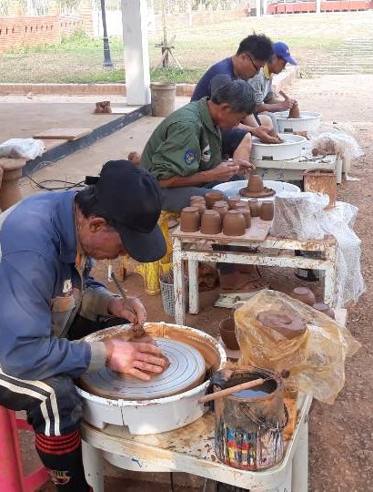 ‘제4회 세라믹 공예산업기술 워크숍’을 개최한 가운데 물레 교육과 교육 후 만든 도자기 작품을 전시하고 있다.