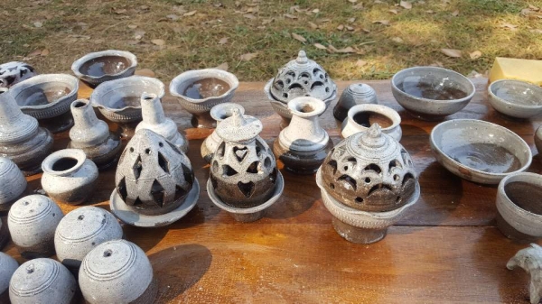 ‘제4회 세라믹 공예산업기술 워크숍’을 개최한 가운데 물레 교육과 교육 후 만든 도자기 작품을 전시하고 있다.