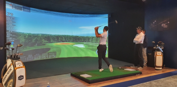 지난 22일 미국 플로리다주 올랜도에서 열린 ‘2020 PGA 머천다이즈 쇼’ 현장에 설치된 골프존 부스에서 세계적인 골프 교습가 데이비드 레드베터(오른쪽)가 골프존 부스를 찾은 방문객들을 대상으로 맞춤형 골프 레슨을 진행했다.