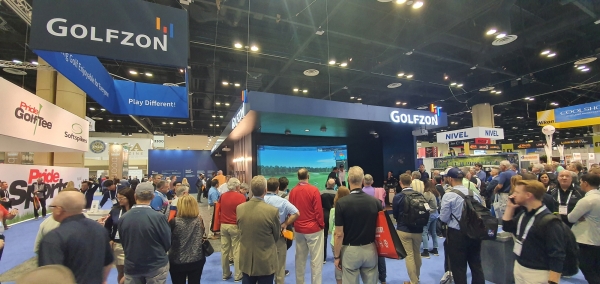 지난 21일부터 24일까지 미국 플로리다주 올랜도에서 열린 ‘2020 PGA 머천다이즈 쇼’의 골프존 부스를 방문한 관람객들이 골프존의 스크린골프 시스템을 체험하고 있다.