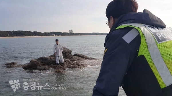 물때를 놓쳐 갯바위에 고립된 60대 남성 구조를 위해 민간구조선과 함께 해양경찰이 접근하고 있다. (사진 = 태안해양경찰서 제공)