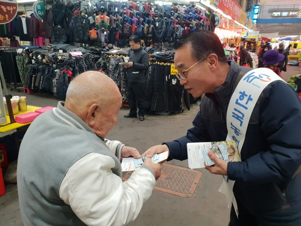 농어촌공사 직원(오른쪽)이 농업인을 대상으로 경영회생사업 홍보를 펼치고 있다