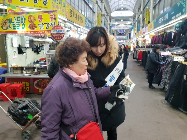 농어촌공사직원이 농업인을 대상으로 사업홍보를 펼치고 있다.