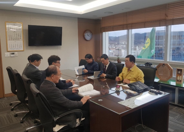 황선봉 군수(사진 오른쪽)가 인터뷰를 하는 모습