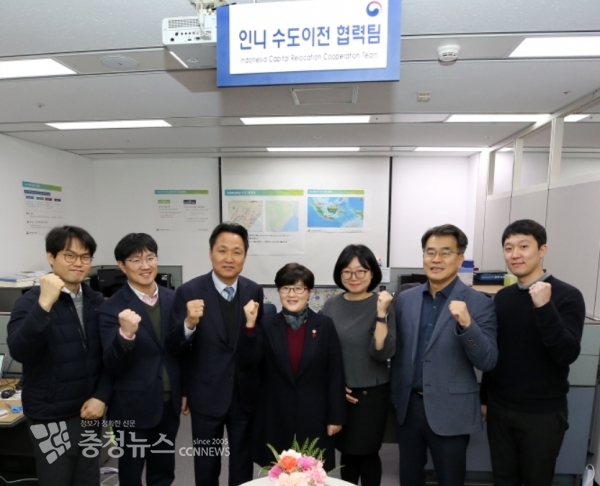 김진숙 행복청장(중앙)과 인니 수도이전 협력팀과 함께 화이팅 하고 있다.