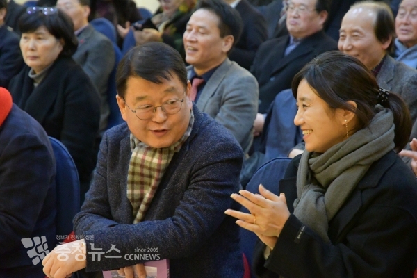 지난 15일 자유한국당 양홍규 대전 서구을 국회의원 예비후보의 출판기념회에 참석한 박성효 전 대전시장과 김소연 전 시의원이 대화를 나누고 있다.