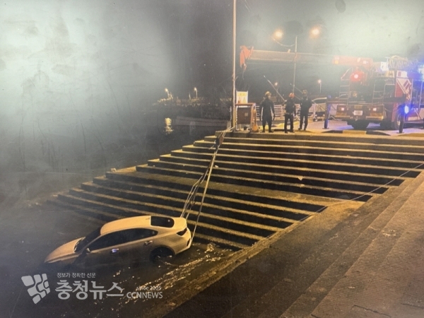 침수 사고 차량 인양을 위한 구난조치 중에 있는 태안해경과 소방119구조대 (사진 = 태안해양경찰서 제공)