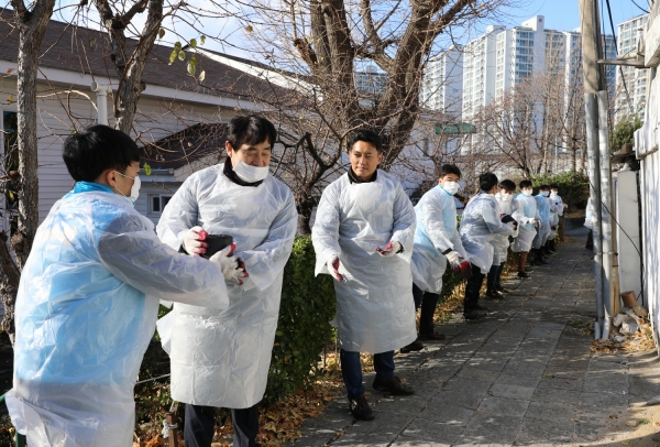 대전도시공사 직원들이 노사합동으로 동구지역에서  연탄배달 봉사활동을 전개하고 있다.